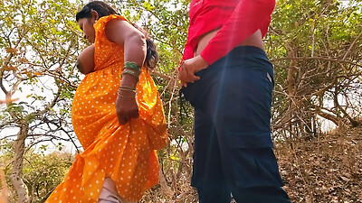 Aaj mer mere sath bahar outdoor me bathroom karne aai thi subah subah jangle me mera mood ban gaya aaur uski gand mar di - bhabh