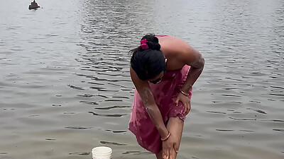Desi Bhabhi Gaon Ki Talab Par Nahane Gayi   Devar Ke Saath Outdoor Sex Video Full Hindi Audio Viral Video