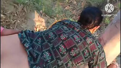 Jungle me mangal. Khet se chara katne aati bhabhi ko doggy style me chod diya