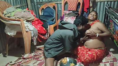 Indian desi housewife ne Pani Puri ke sath dudh pilaya
