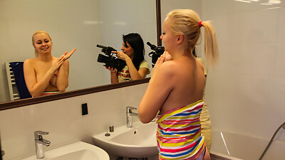 Attractive horny blonde orgasms while recorded at casting