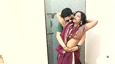 Indian Super Sexy Cute Bhabhi Hardcore Sex with Mobile Company Delivery Executive-Full Masti in Saree Blouse